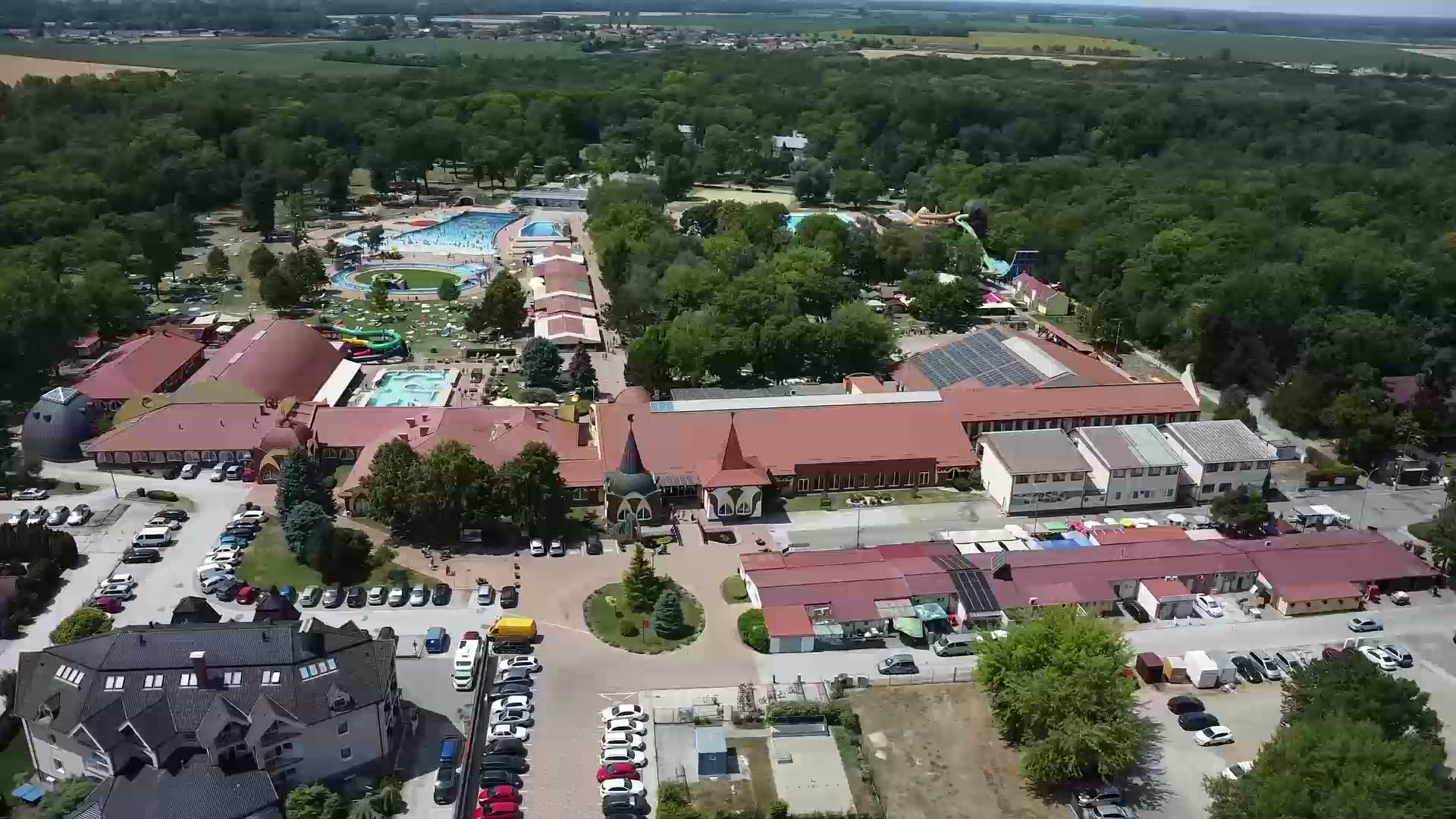 Letecký pohľad na areál Thermal Corvinus a okolitý lesopark